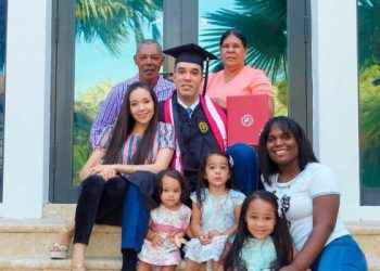 Pelotero dominicano Ubaldo Jiménez se gradúa con honores en una universidad de Florida
