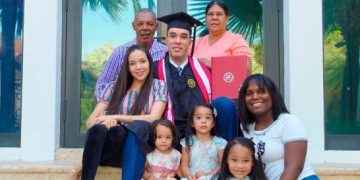 Pelotero dominicano Ubaldo Jiménez se gradúa con honores en una universidad de Florida