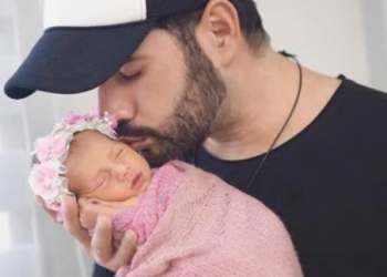 Manny Cruz presenta su beba a seguidores