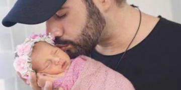 Manny Cruz presenta su beba a seguidores