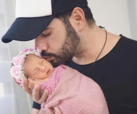 Manny Cruz presenta su beba a seguidores