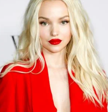 Dove Cameron: la estrella que encontró la luz después del suicidio de su padre y una vida oscura