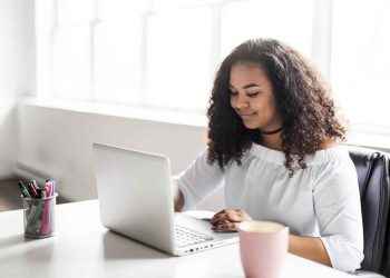 Banco Popular convoca a 65 becas para estudios superiores en 12 centros educativos