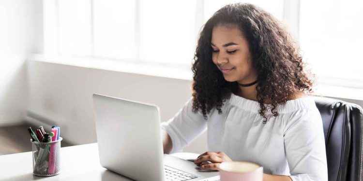 Banco Popular convoca a 65 becas para estudios superiores en 12 centros educativos