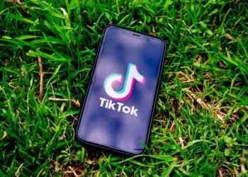 TikTok cambia la voz de la función de texto a voz tras recibir demanda