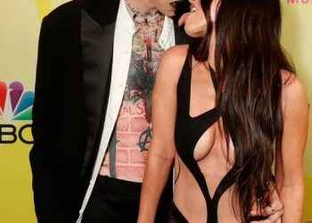 La desafiante alfombra roja de Megan Fox en los Billboard Music Awards: un vestido de infarto y toqueteos subidos de tono con su novio