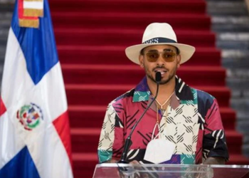 Ozuna exhorta a los jóvenes a vacunarse contra el covid-19