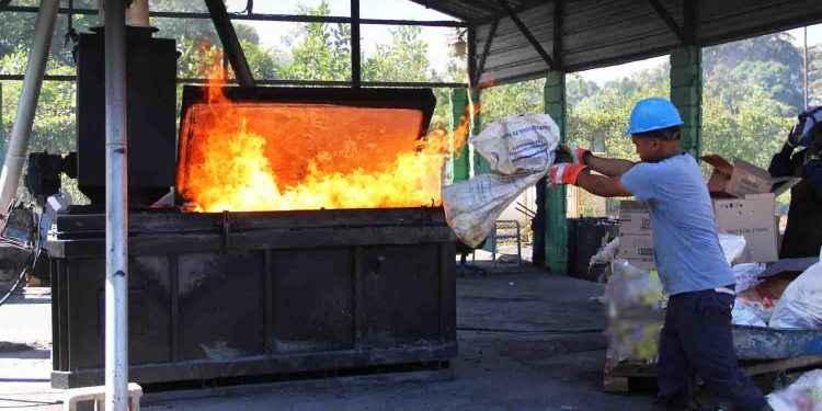 Pro Consumidor destruye 25 mil productos dañados que fueron decomisados