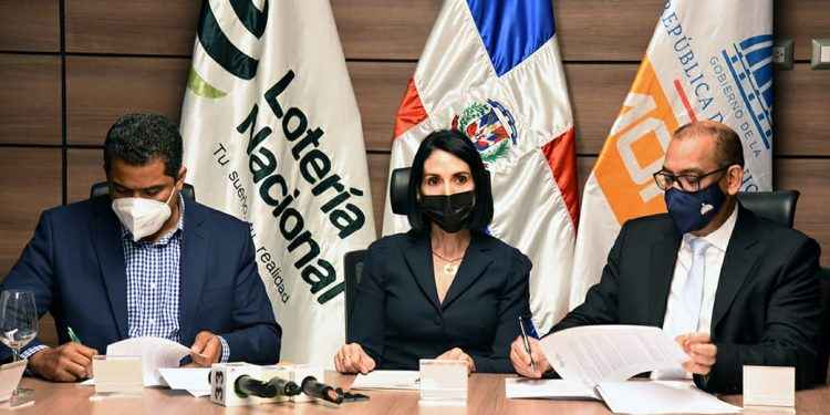 Acuerdo firmado entre el MOPC y Lotería Nacional para construir viviendas sociales en LMF