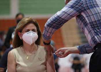 Vicepresidenta Raquel Peña recibe primera dosis vacuna contra covid-19