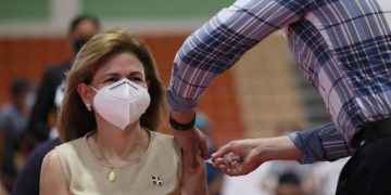 Vicepresidenta Raquel Peña recibe primera dosis vacuna contra covid-19