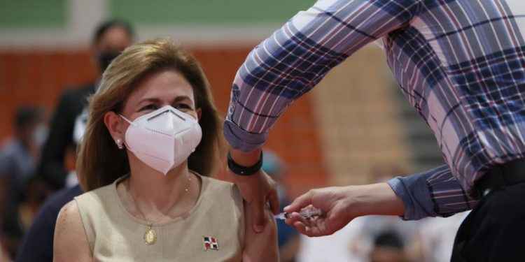 Vicepresidenta Raquel Peña recibe primera dosis vacuna contra covid-19