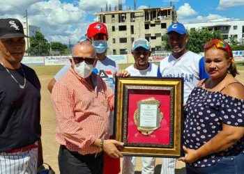 Equipos Softbol Rincón Largo y Coraasan de Santiago reconocen al doctor Plutarco Arias