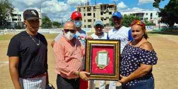 Equipos Softbol Rincón Largo y Coraasan de Santiago reconocen al doctor Plutarco Arias