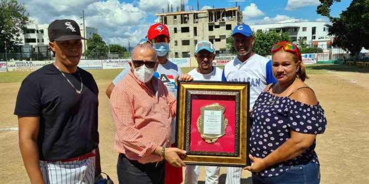 Equipos Softbol Rincón Largo y Coraasan de Santiago reconocen al doctor Plutarco Arias