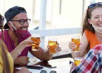 ¿Si me vacuno contra el coronavirus puedo beber alcohol?