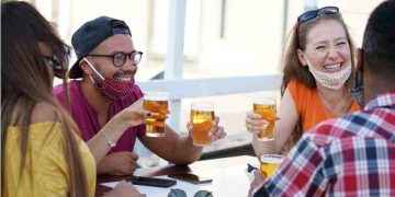 ¿Si me vacuno contra el coronavirus puedo beber alcohol?