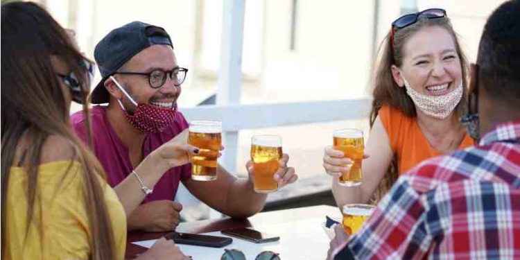 ¿Si me vacuno contra el coronavirus puedo beber alcohol?