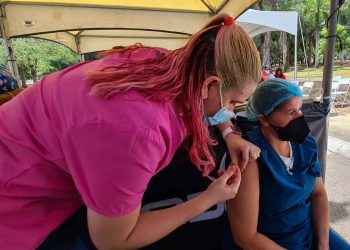 Inician vacunación contra covid-19 en Santiago