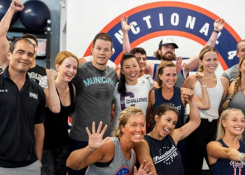 El actor Mark Wahlberg se une de sorpresa a una clase en gimnasio de Florida