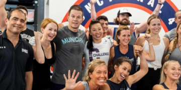 El actor Mark Wahlberg se une de sorpresa a una clase en gimnasio de Florida