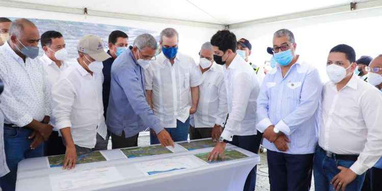 Presidente Abinader supervisa avances de la circunvalación de Baní