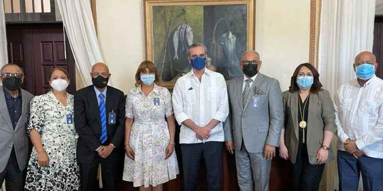 Presidente Abinader recibe Comité Ejecutivo y Consejo de Asesores de Acroarte