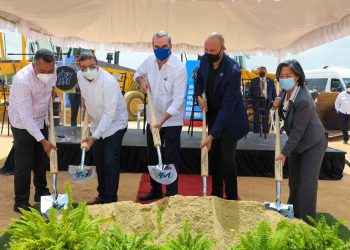 Abinader y Derek Jeter inician la construcción de un complejo deportivo en Boca Chica
