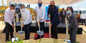 Abinader y Derek Jeter inician la construcción de un complejo deportivo en Boca Chica