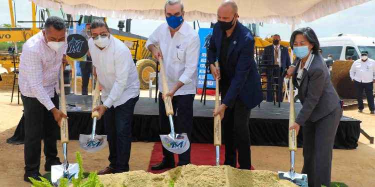 Abinader y Derek Jeter inician la construcción de un complejo deportivo en Boca Chica