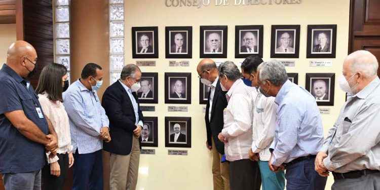 Develizan foto de Carlos Fondeur como expresidente del Consejo de Directores de Coraasan