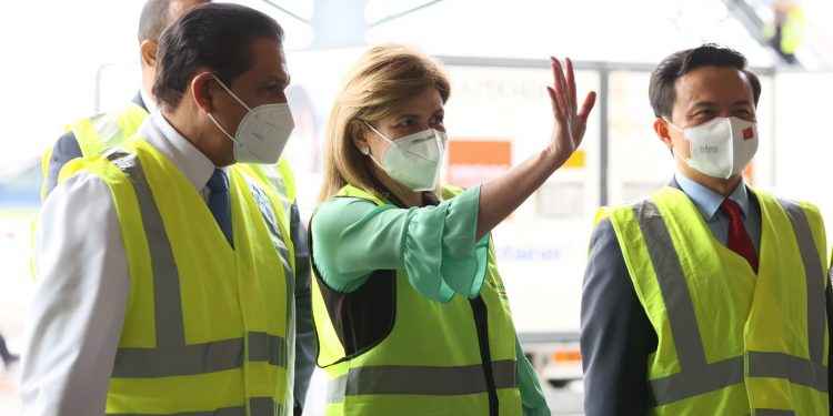 Gobierno recibe tres millones de vacunas SINOVAC