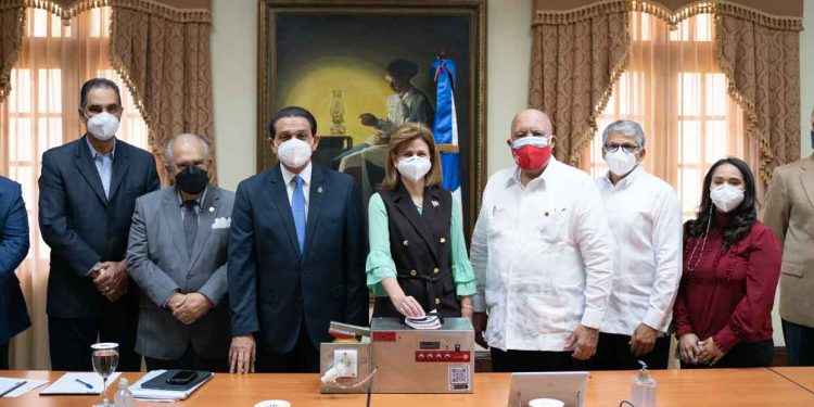 INTEC entrega 100 ventiladores mecánicos al Gabinete de Salud