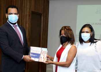 MICM capacita mipymes industriales sobre diseño industrial y marcas