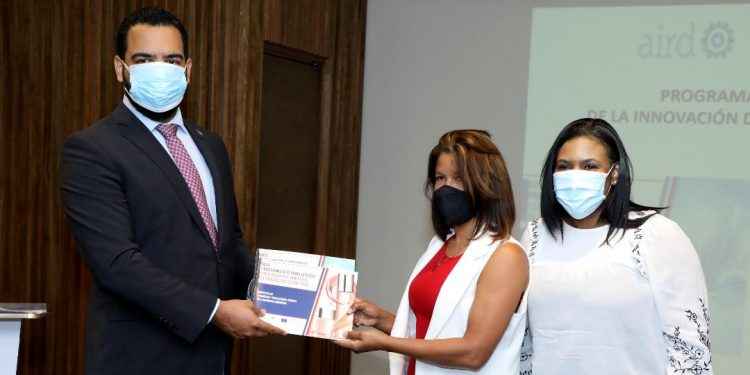 MICM capacita mipymes industriales sobre diseño industrial y marcas