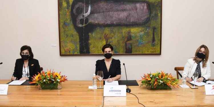 Centro León y AERODOM firman alianza para desarrollar exposiciones temporales de arte y cultura en aeropuertos