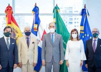 Ministro del MESCYT visita CEF .- Santo Domingo en Novocentro