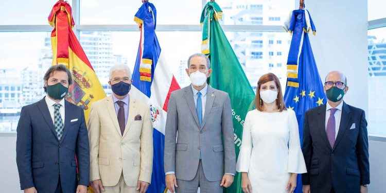 Ministro del MESCYT visita CEF .- Santo Domingo en Novocentro