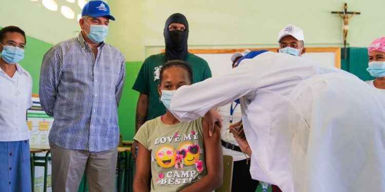 Neney Cabrera afirma vacunación masiva reducirá contagios y evitará muertes por covid-19