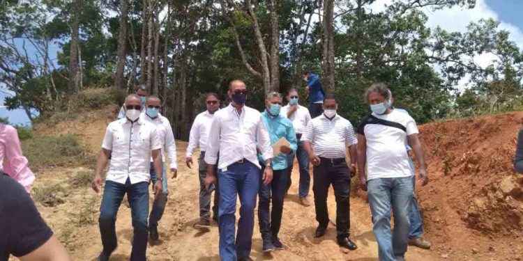 Ministro de Obras Públicas recorre caminos en Jacagua