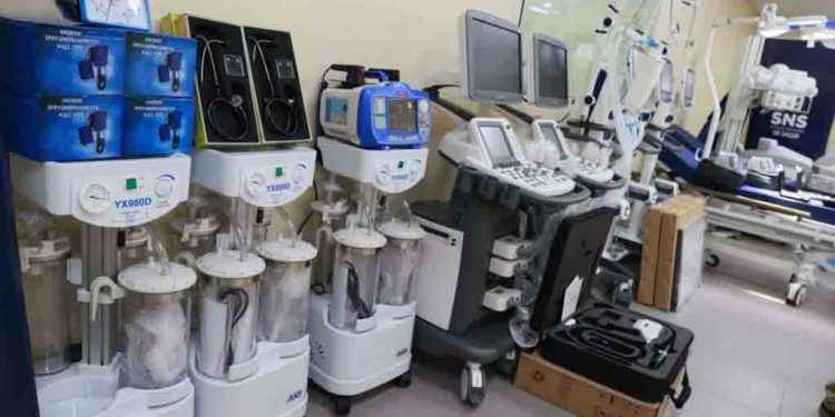 SNS entrega 17.3 millones en equipos a dos hospitales de Santiago