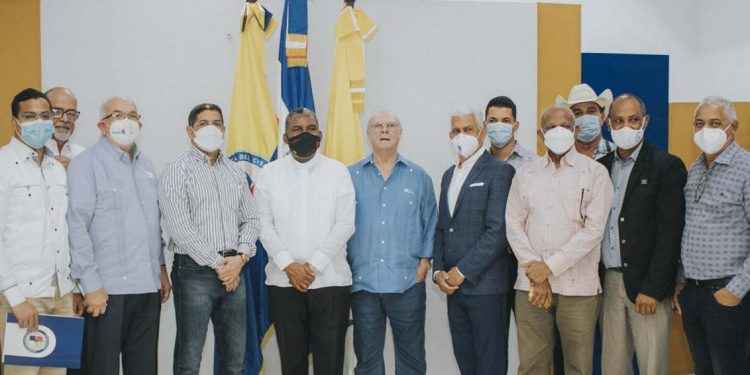 UCATECI recibe la visita del ministro de agricultura Limber Cruz y del expresidente Hipólito Mejía