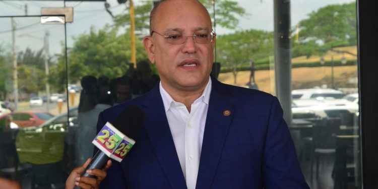 Ulises Rodríguez exhorta a la población a vacunarse