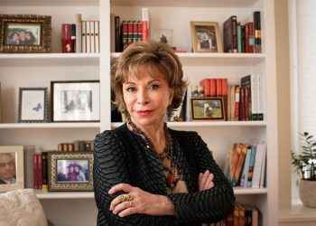 Isabel Allende: la escritora viva más leída en español que ya tiene su «biopic» en Amazon Prime