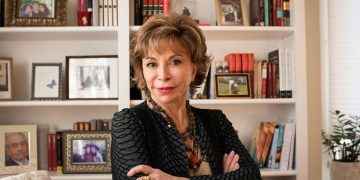 Isabel Allende: la escritora viva más leída en español que ya tiene su «biopic» en Amazon Prime