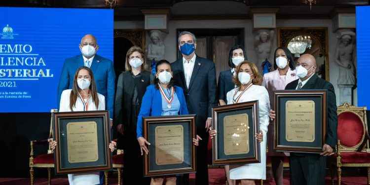Vicepresidenta reconoce labor de maestros en tiempos de pandemia