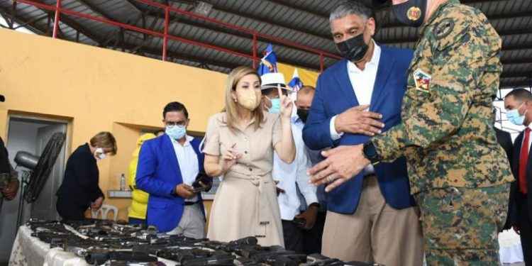 Interior y Policía presenta las primeras armas de fuego recuperadas en piloto de Cristo Rey