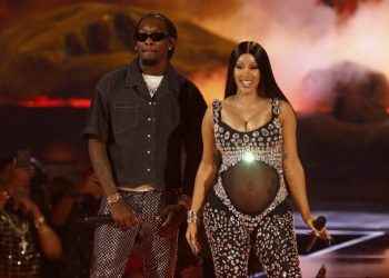 Cardi B revela su segundo embarazo en el escenario de los premios BET 2021