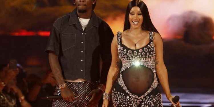 Cardi B revela su segundo embarazo en el escenario de los premios BET 2021