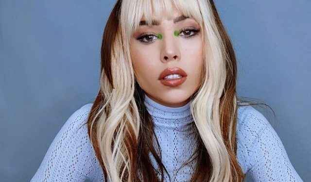 Danna Paola: «La gente piensa que estar enamorado es subir fotos a Instagram, presumir a tu pareja…»